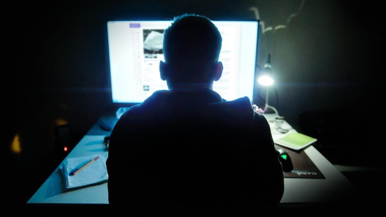 Shiny_Flakes : Le Petit Baron du darknet backdrop